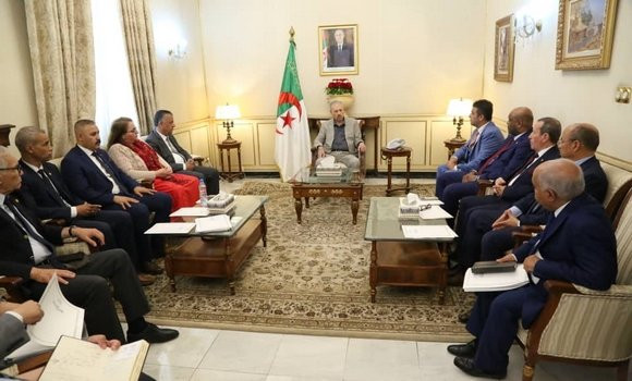 Goudjil tient une réunion de coordination avec la délégation de la mission d'information provisoire chargée de l'évaluation des projets hôteliers à Alger