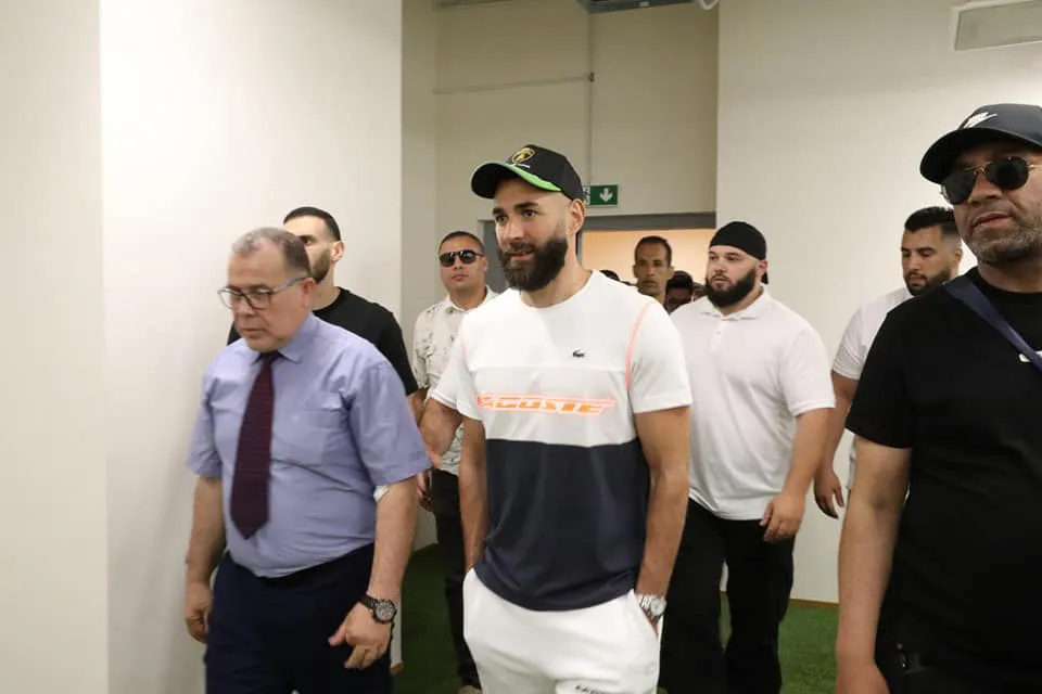 بن زيمة في وهران (فيديو)