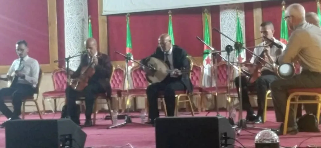 حفل تكريم الاسرة الفنية بسكيكدة