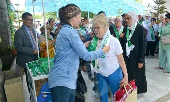 وفد من أبناء الجالية الجزائرية المقيمة في الخارج من كبار السن في زيارة إلى وهران