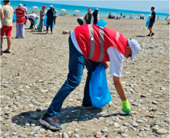 Ooredoo organise une opération de nettoyage de la plage Melbou à Béjaïa