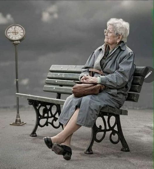 هناك فرق بين العزلة والوحدة.