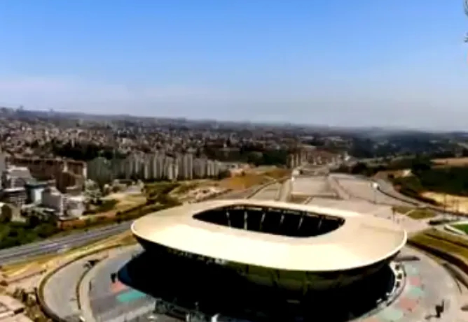 Le président Tebboune inaugure le stade de Douera