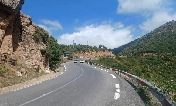 Bouira: fermeture temporaire de la RN 33 à Tikjda à cause d'un glissement