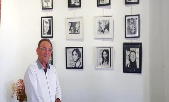 التشكيلي بختي عبد الرحمن يعرض أعماله الفنية برواق