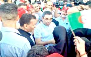 Un baptême du feu symbolique d'Aouchiche dans les quartiers historiques