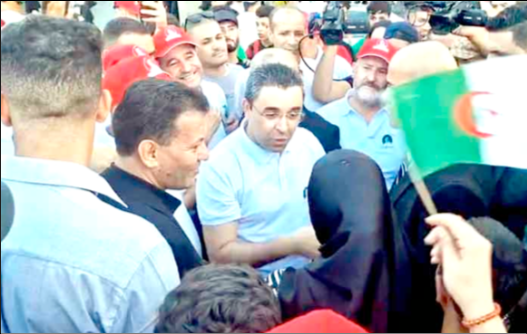 Un baptême du feu symbolique d'Aouchiche dans les quartiers historiques