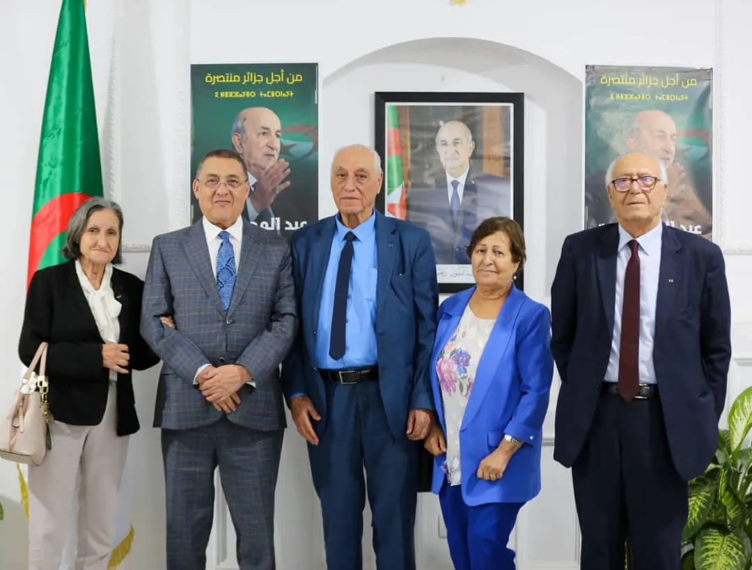 Présidentielles: visite au QG de campagne du candidat Tebboune