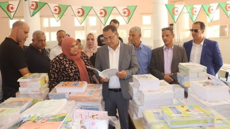 انطلاق عملية توزيع كتاب الإنجليزية للسنة الخامسة ابتدائي