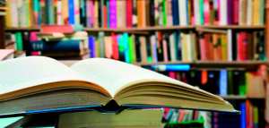 Elle offre ses livres à des inconnus dans les rues de Milan