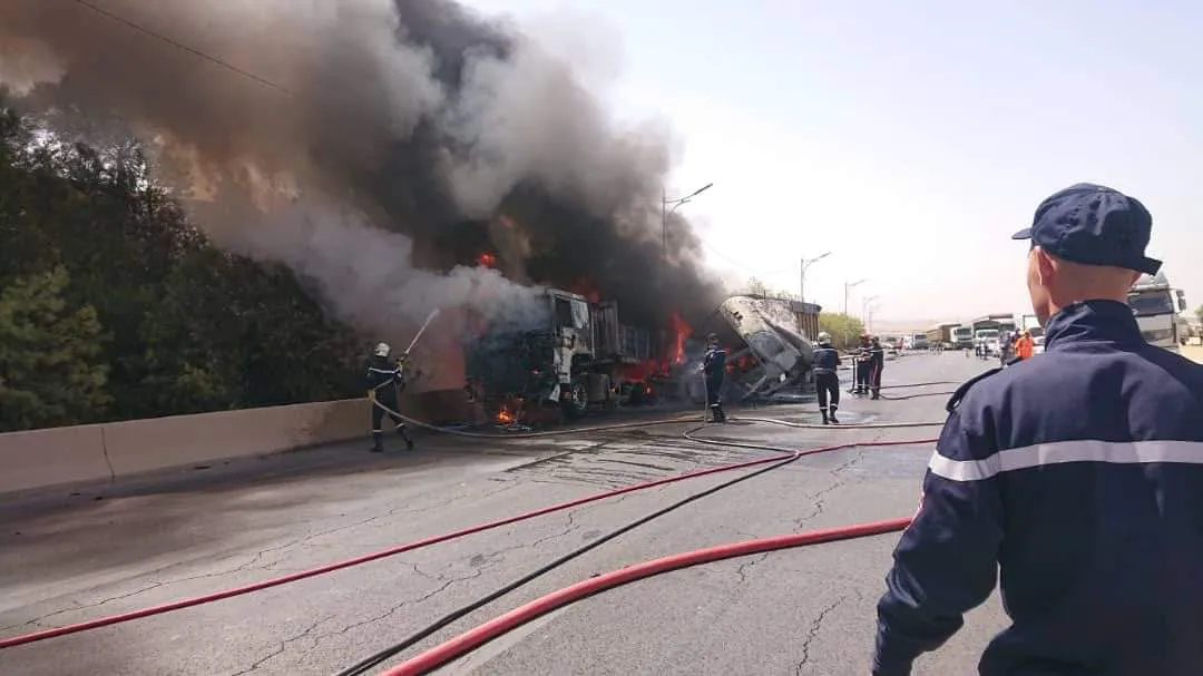 احتراق شاحنتين بالطريق السيار شرق-غرب في الشلف
