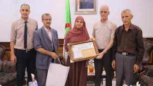 والي ولاية المدية يكرم أمينة يخلف الحائزة على المرتبة الأولى في حفظ القران الكريم بتنزانيا