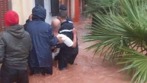 إنقاذ 10 أشخاص حاصرتهم المياه بالنعامة