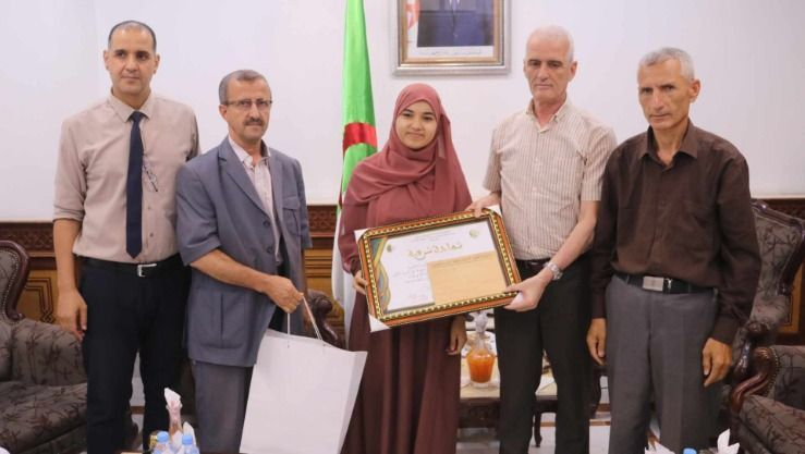 والي ولاية المدية يكرم أمينة يخلف الحائزة على المرتبة الأولى في حفظ القران الكريم بتنزانيا