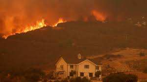 Planète (Amérique du Nord) - États-Unis: l'état d'urgence décrété à Los Angeles, encerclée par trois incendies