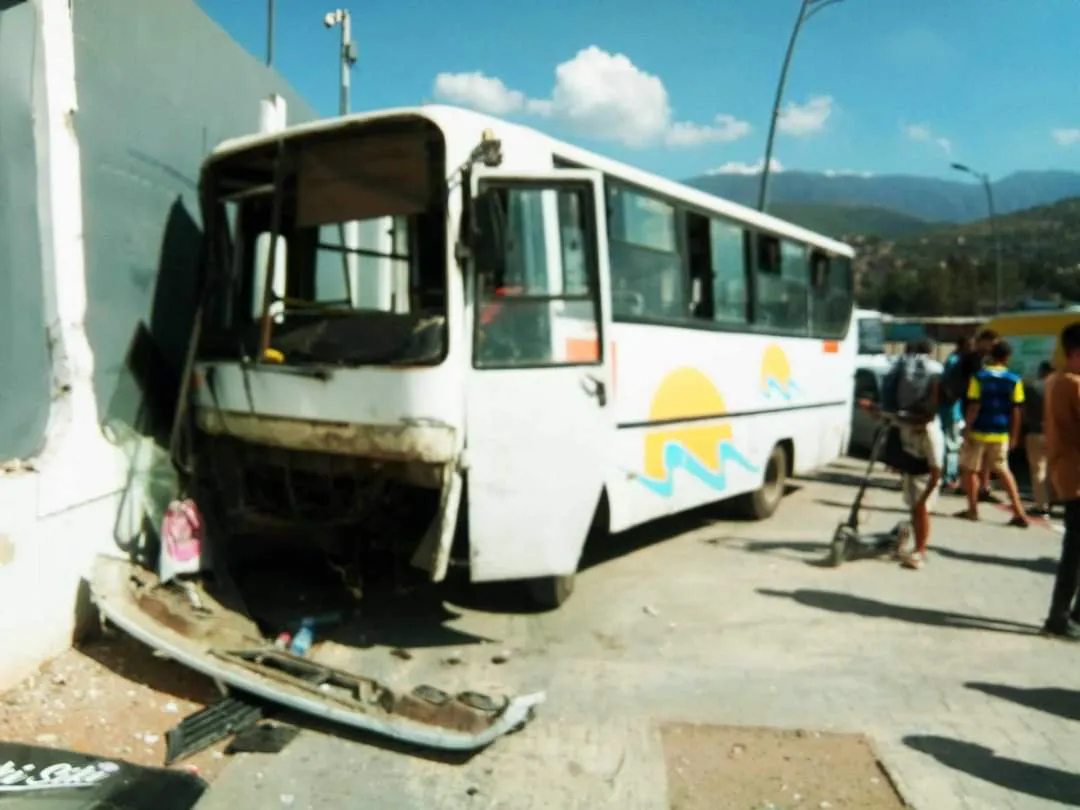 اصابة 11 شخصا في انحراف حافلة بالبليدة