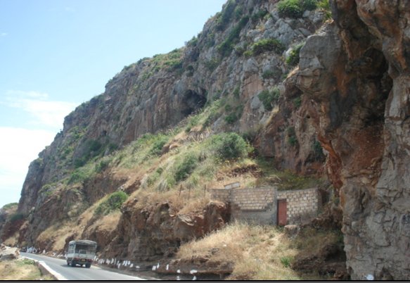 ABRIS SOUS ROCHE D'AFALOU BOU R'MEL