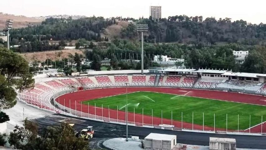 Algérie (Constantine) - Stade de football Chahid-Hamlaoui / État de la pelouse: une véritable prouesse
