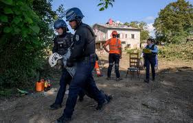 Planète (France/Europe) - Autoroute A69: Les derniers «écureuils» décrochés de force, un opposant blessé