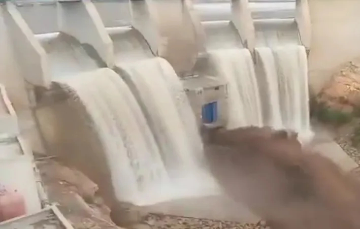 معسكر: تسريح فائض مياه سد وادي التحت (فيديو)