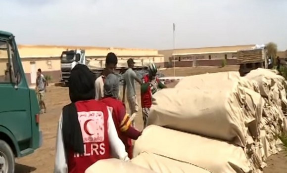 Inondations/camps de réfugiés près de Tindouf: remise d'un lot d'aides alimentaires