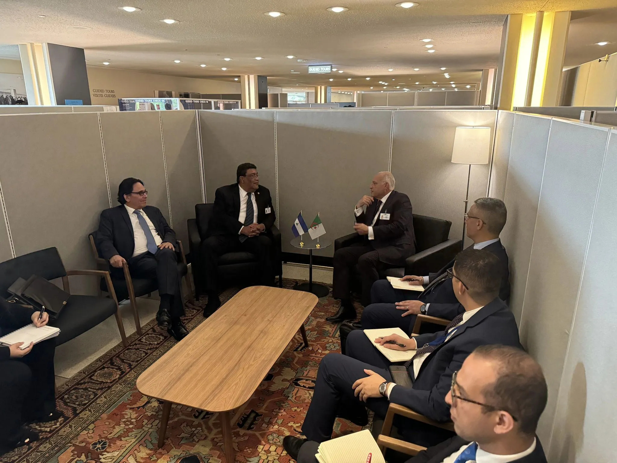 Attaf s'entretient avec nombre de ses homologues