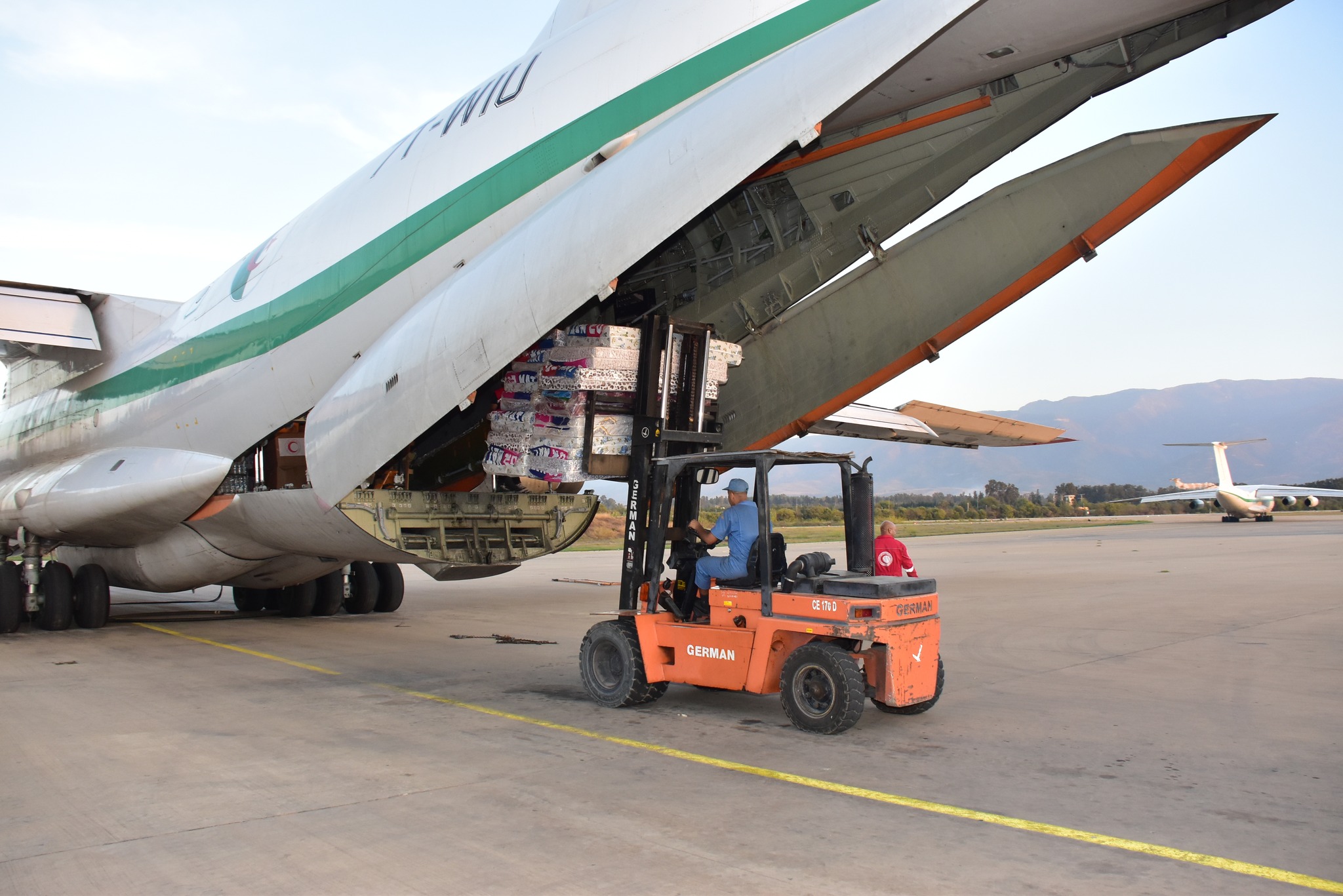 شحن مساعدات للصحراويين المتواجدين بمخيمات اللاجئين في تندوف - الشعب أونلاين