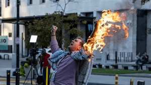 احتجاجا على الإبادة بغزة..  صحفي  يحاول حرق نفسه قرب البيت الأبيض