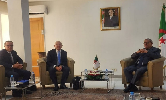 Industrie: Aoun reçoit des responsables du groupe 