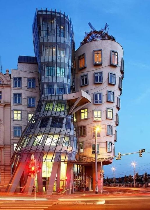 LA MAISON DANSANTE ......