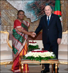 En effet, un mémorandum d'entente pour la coopération a été signé par le Conseil du renouveau économique algérien (CREA), et l'Union des Chambres de commerce et d'industrie de l'Inde, indique le communiqué final du Forum, en attendant la prochaine session de la Commission mixte de coopération bilatérale. Des interventions ont porté sur le climat d'investissement dans les deux pays et les moyens d'exploiter l'ensemble des opportunités qu'offrent les marchés des deux pays. A cette occasion, Mme Murmu et Tayeb. Zitouni ont souligné «l'importance des relations économiques stratégiques entre les deux pays et la nécessité de travailler ensemble à leur renforcement à travers l'augmentation et la diversification des échanges commerciaux, ainsi que l'exploitation des opportunités d'investissement et de partenariat disponibles, notamment en encourageant les opérateurs écono- miques des deux pays à développer et à réaliser des projets rentables pour les deux parties». Intervenant lors des travaux, le président du CREA, Kamel Moula, a affirmé que l'Algérie et l'Inde étaient en mesure d'accomplir davantage de progrès pour le renforcement du partenariat économique et commercial, notamment à la faveur de l'évolution du climat des affaires en Algérie, appelant à explorer les opportunités d'investissement disponibles dans les deux pays. Il a souligné que les deux pays qui ont renforcé leurs relations dans des secteurs stratégiques, sont en mesure d'accomplir davantage de progrès dans le domaine commercial, avec des échanges s'élevant à 1,9 milliard dollars, en sus de leur partenariat dans des secteurs vitaux, dont l'énergie, l'agriculture et les technologies. Ont pris part à ce Forum plus de 300 opérateurs algériens et indiens représentants plusieurs secteurs dont l'énergie et les mines, la pétrochimie et les engrais, les infrastructures, les industries alimentaires, manufacturières et mécaniques, l'électricité et les chemins de fer, outre l'industrie pharmaceutique, le textile et l'agriculture, le dessalement d'eau et les technologies de l'information et de la communication (TIC). Des rencontres bilatérales (B2B) ont eu lieu entre les opérateurs économiques algériens et leurs homologues indiens qui, à leur tour, «ont exprimé leur volonté de développer la coopération bilatérale dans les différents secteurs, fondée sur la confiance mutuelle et d'intensifier les programmes d'échange de visites et les contacts entre les hommes d'affaires, tout en s'engageant à garantir la participation continue aux manifestations économiques organisées en Algérie et en Inde et à établir des relations d'affaires et des partenariats fructueux et mutuellement bénéfiques aux deux parties», selon le communiqué. Le communiqué a rappelé le contexte dans lequel intervient ce forum : à l'occasion de la visite d'Etat qu'effectue la présidente de la République de l'Inde, Mme Droupadi Murmu, en Algérie, lors de laquelle elle a rencontré le Président Tebboune, «dans le cadre de la concrétisation de la volonté des deux pays en vue de donner un nouveau départ aux relations économiques et commerciales, à travers l'adoption d'une stratégie commune visant à réunir les conditions idoines pour permettre aux opérateurs économiques algériens et indiens de tirer profit des opportunités de partenariat et des échanges commerciaux dans les domaines intéressant les deux pays». Lundi, s'exprimant lors du point de presse conjoint avec son homologue, la présidente de la République de l'Inde, Mme Droupadi Murmu, à l'issue de leurs entretiens tenus au siège de la Présidence de la République, le président de la République avait fait savoir que «nous sommes convenus de promouvoir les domaines d'investissement et les échanges commerciaux entre l'Algérie et l'Inde, de même qu'il sera procédé à la préparation de la prochaine session de la Commission mixte de coopération et de consultation politique ainsi que des rencontres d'hommes d'affaires au service des efforts de renforcement des relations bilatérales». Lakhdar A.