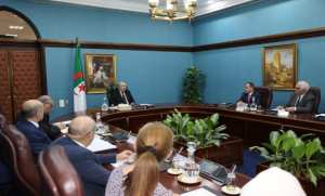 Le Président de la République préside une séance de travail avec les membres de la Commission nationale de prévention et de lutte contre le cancer