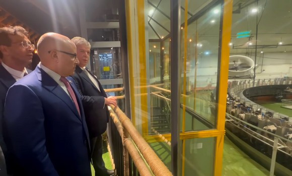 Zitouni visite l'usine qatarie