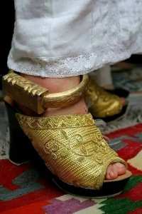 Histoire du proverbe populaire :  Bint el-qaâ ou el-baâ wal-khalkhal marbaâ  (La fille de la terre et de l'aisance, et les bracelets chevillés)