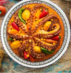 Le 'couscous au poulpe', aussi appelé 'Taâm bel karnit'