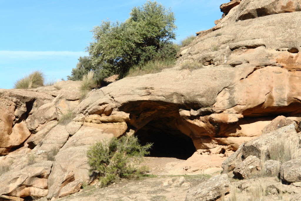 مغارة عين المانعة ” محطة سابقة للتاريخ “