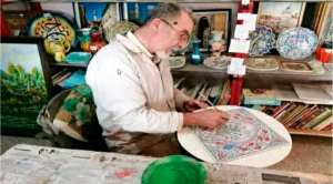 Un maître de la céramique algérienne qui redéfinit l'art et la tradition