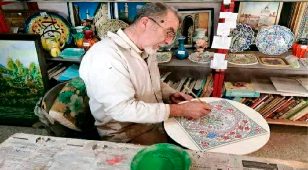 Un maître de la céramique algérienne qui redéfinit l'art et la tradition