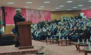 Le chercheur Belgacem Haba présente à l'université de Khenchela son expérience dans le domaine des startups