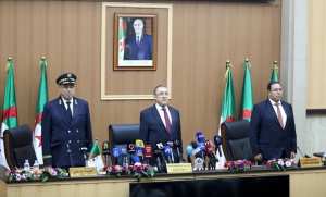 Merad préside l'installation du nouveau wali d'Oran   