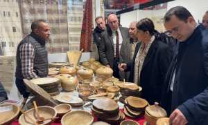 Salon international de l'artisanat en Italie: Mme Meddahi visite les stands des artisans algériens