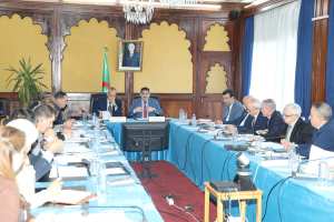 بحث وضع استراتيجية لمعالجة اشكالات التزويد بالمياه الصالحة للشرب بالبويرة - الشعب أونلاين