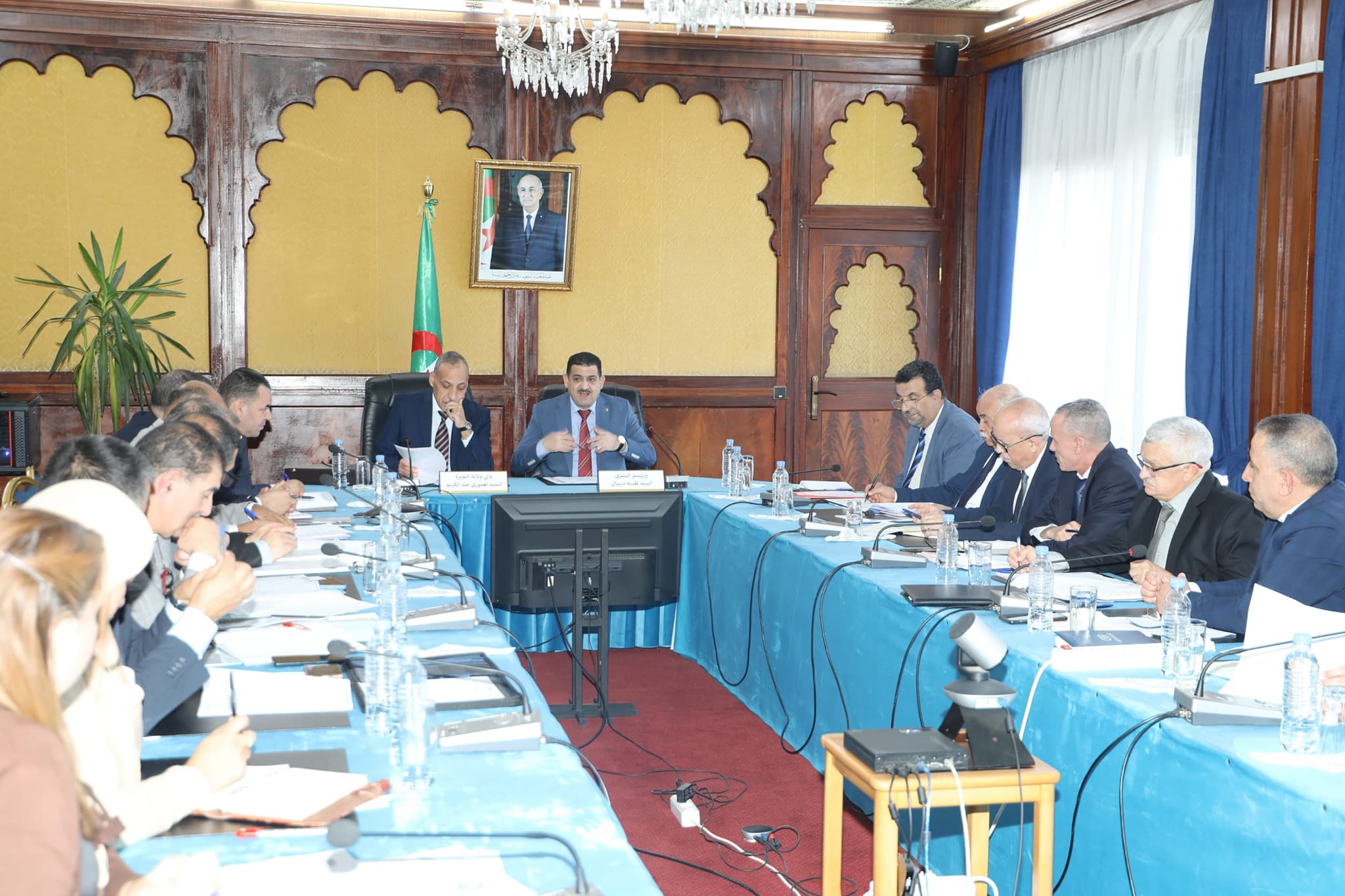 بحث وضع استراتيجية لمعالجة اشكالات التزويد بالمياه الصالحة للشرب بالبويرة - الشعب أونلاين