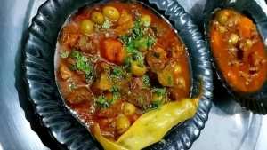 طاجين الزيتون بالمرقة الحمراء