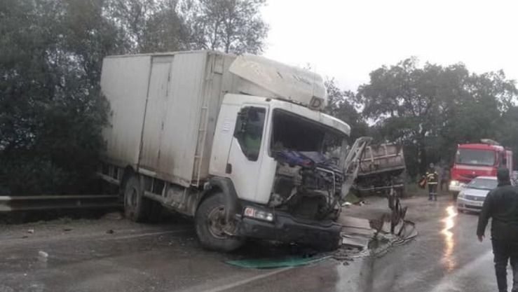 إصابة 3 أشخاص في حادث اصطدام شاحنتين بجيجل