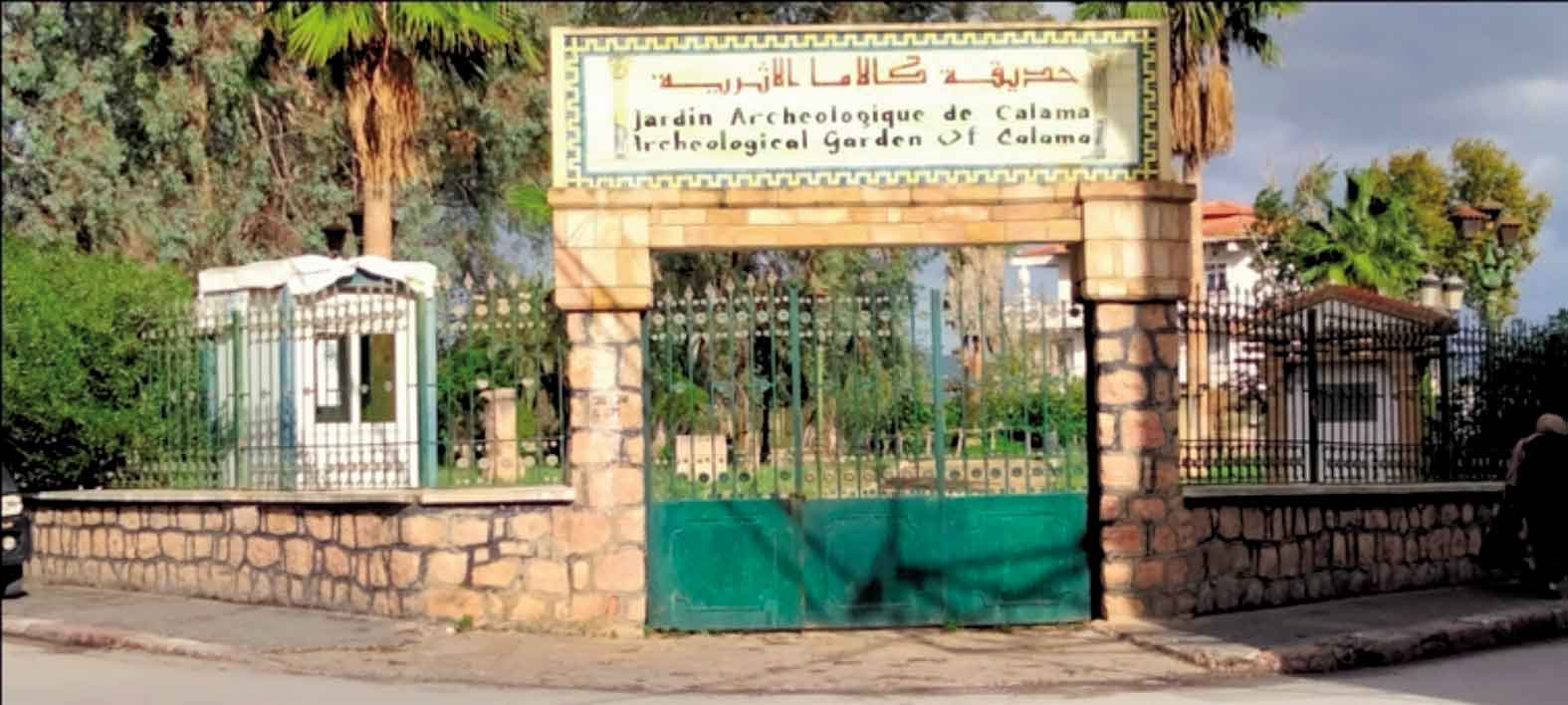 Algérie (Guelma) - Jardin archéologique: Un lieu chargé d’histoire plongé dans la pénombre la nuit