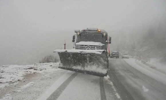 أحوال جوية: عدة طرق مقطوعة بولايتي البويرة و تيزي وزو بسبب تراكم الثلوج