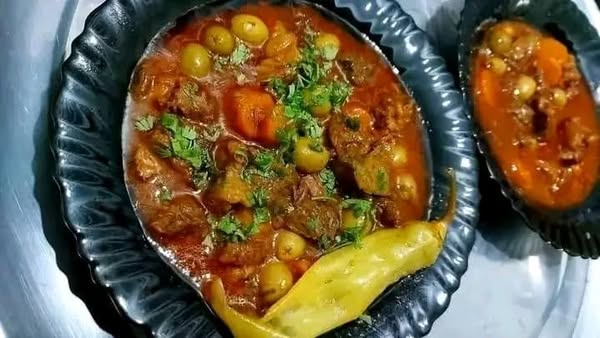 طاجين الزيتون بالمرقة الحمراء