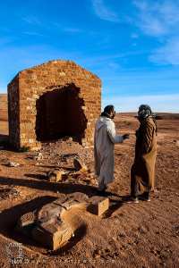 بناء حجري مجاور للبرج، ترك لمصير النهب