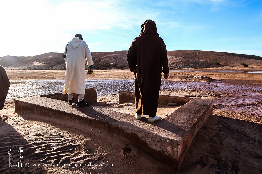 أبراج برج خنق آزير، تظهر بصعوبة من طين الوادي